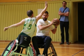 J.Valančiūnas išbandė ir krepšinį invalidų vežimėliuose